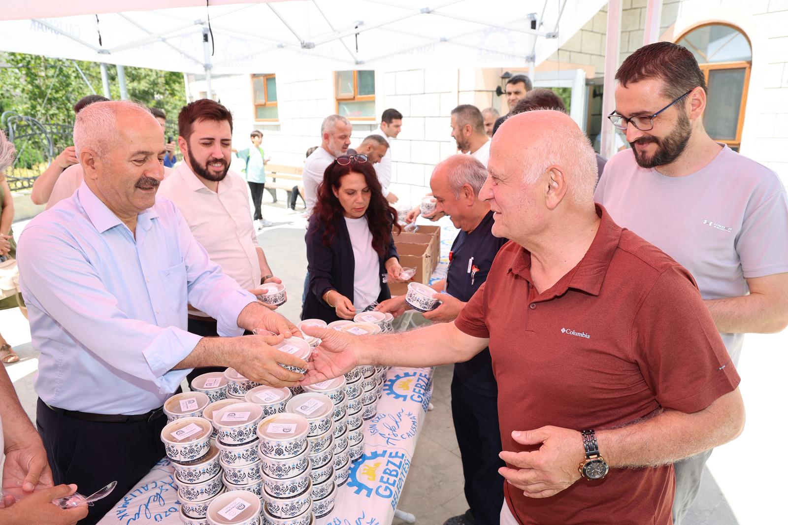 Gebze’de Muharrem Ayı Bereketi! Vatandaşlara Aşure İkramı (7)