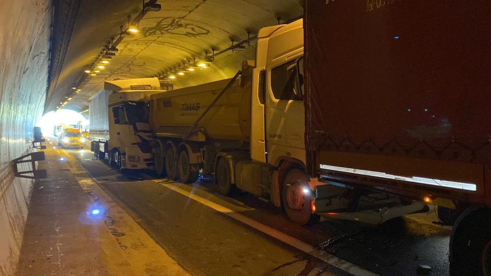Gültepe Tüneli'nde Zincirleme Kaza! 2 Yaralı (2)