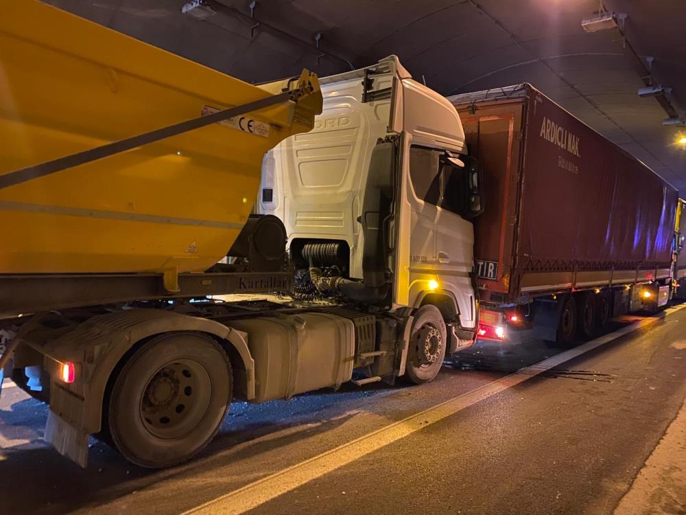 Gültepe Tüneli'nde Zincirleme Kaza! 2 Yaralı (3)