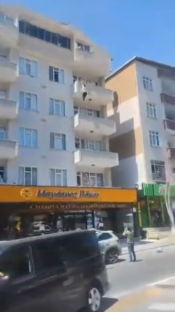 İntihara Kalkışan Genç Kızın Hayatını Tabela Kurtardı! (2)