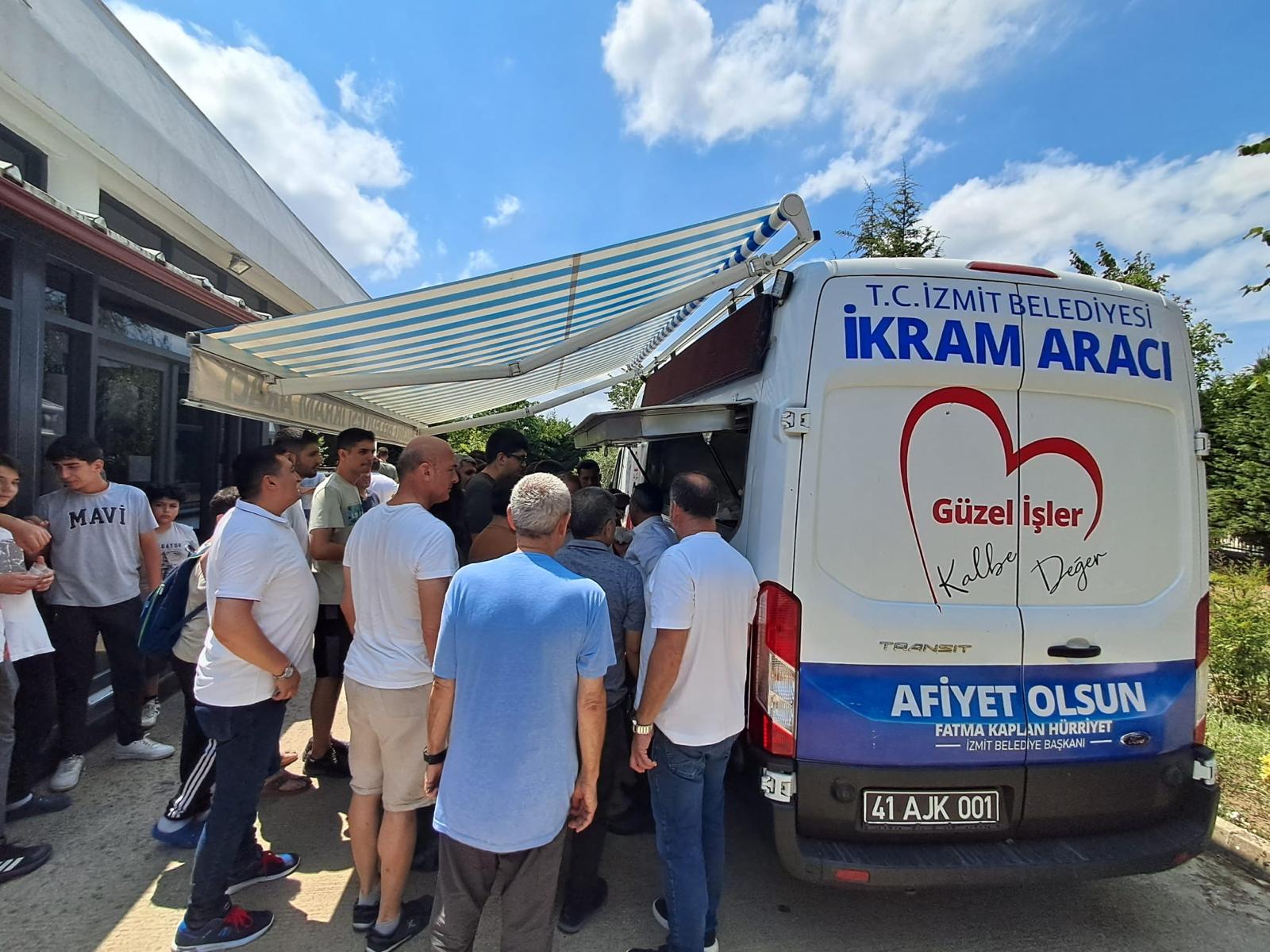 Izmit Belediyesi Orhan Mahallesi Sakinleriyle Cuma Namazi Çikisi Bulustu (7)