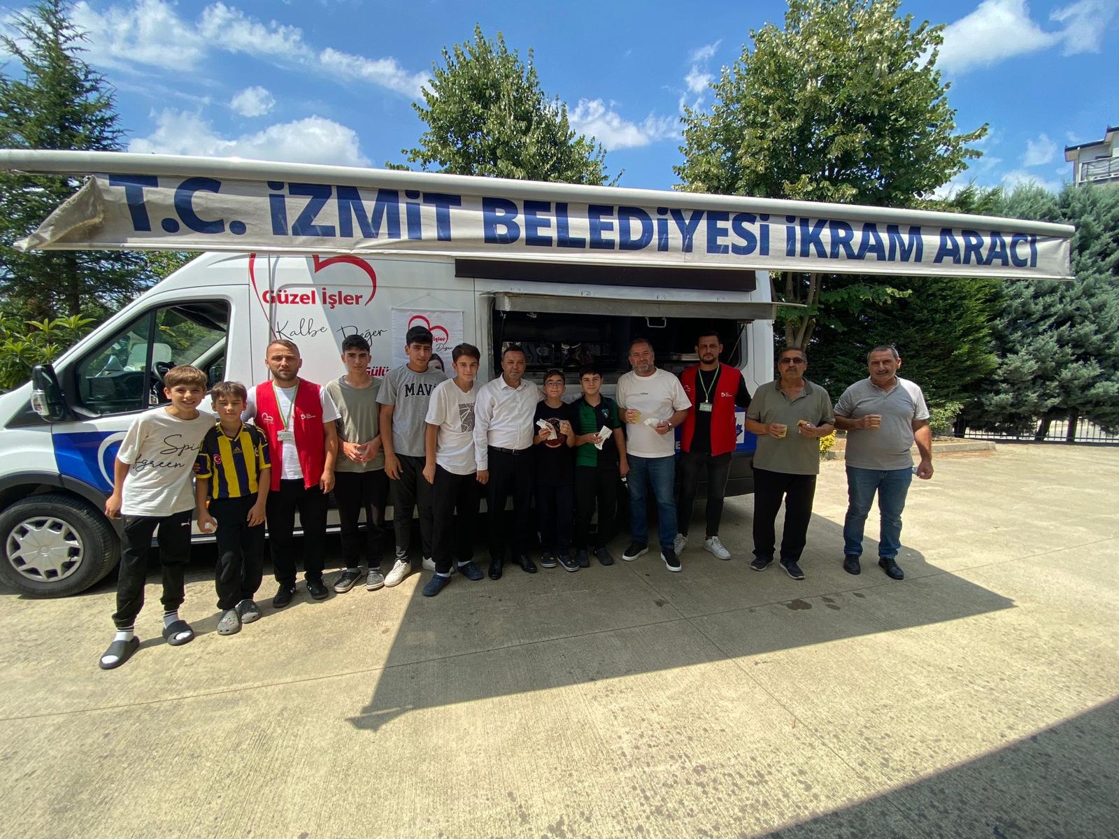 İzmit Belediyesi’nden Cuma Çıkışı Tatlı İkram (1)