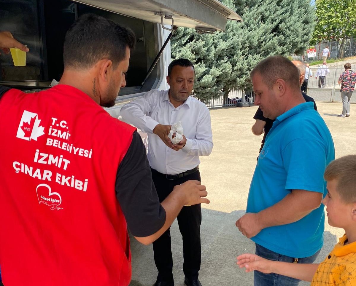 İzmit Belediyesi’nden Cuma Çıkışı Tatlı İkram (2)