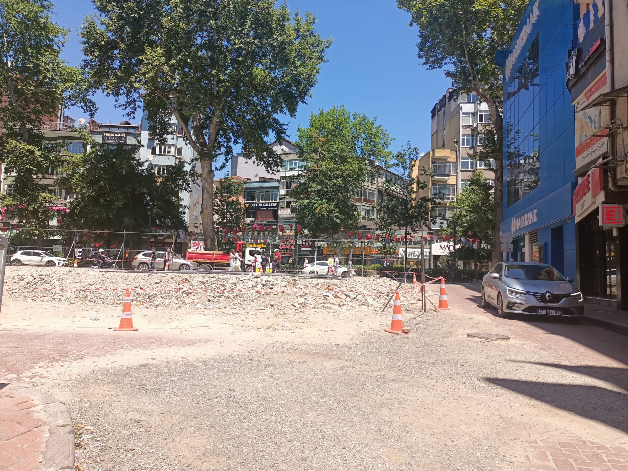 İzmit'in Kalbinde Yıkık Bir Alan! 1