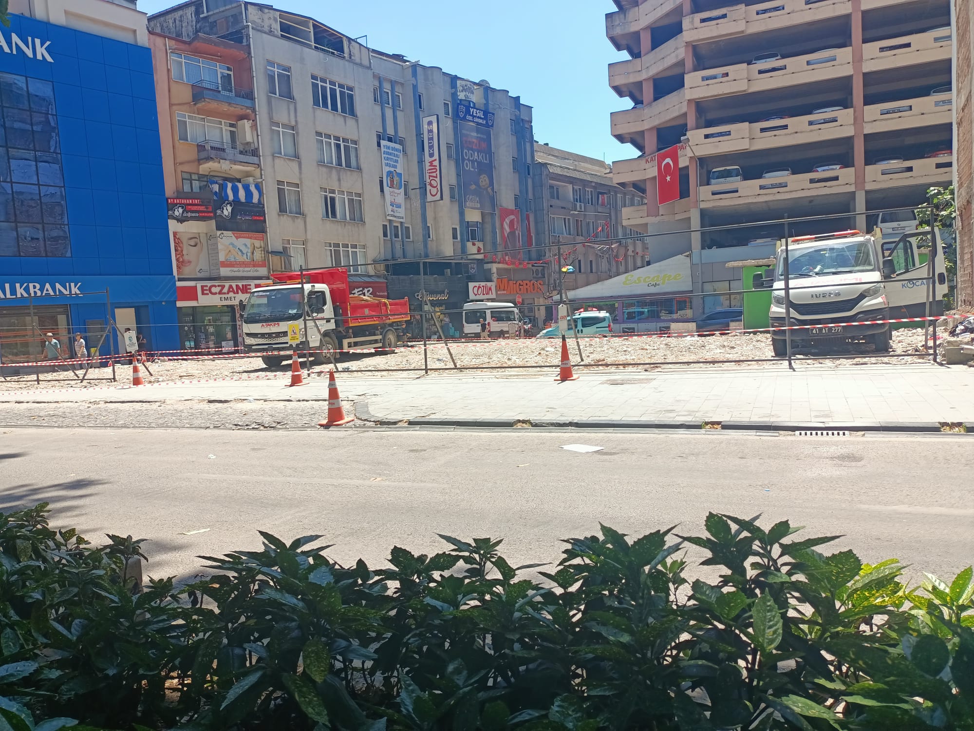 İzmit'in Kalbinde Yıkık Bir Alan! 2