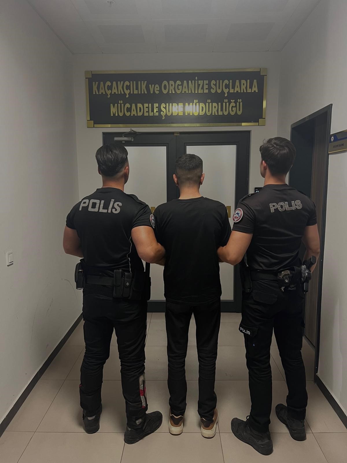 İzmit’te Bandrolsüz 1500 Paket Sigara Yakalandı (2)