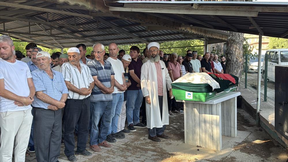 İzmit’te Bıçaklanarak Öldürülen Genç, Geyve’de Toprağa Verildi (1)