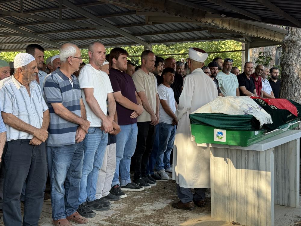 İzmit’te Bıçaklanarak Öldürülen Genç, Geyve’de Toprağa Verildi (3)