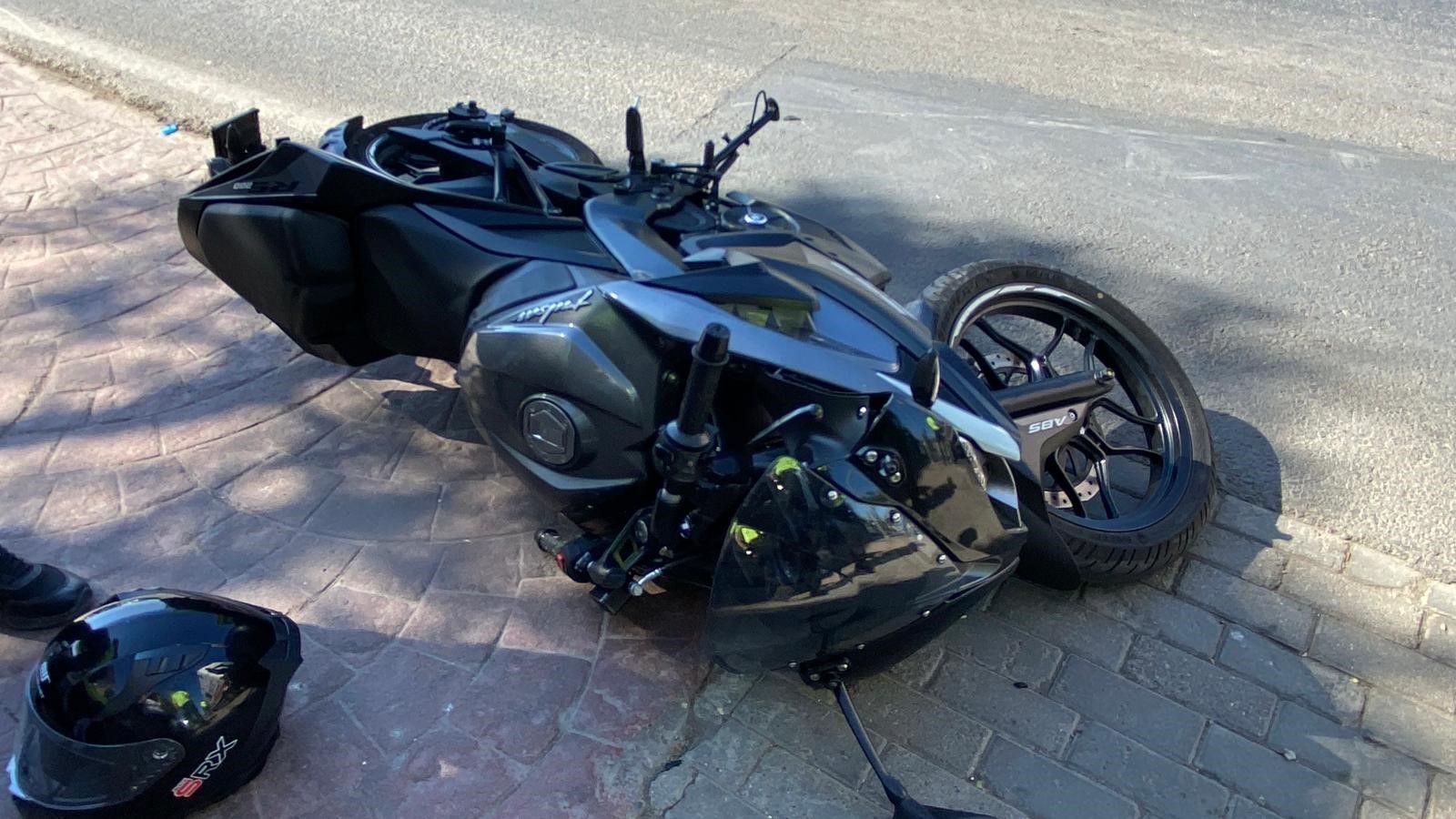 İzmit'te Trafik Işıklarında Kaza! Motosiklet Yayaya Çarptı (1)