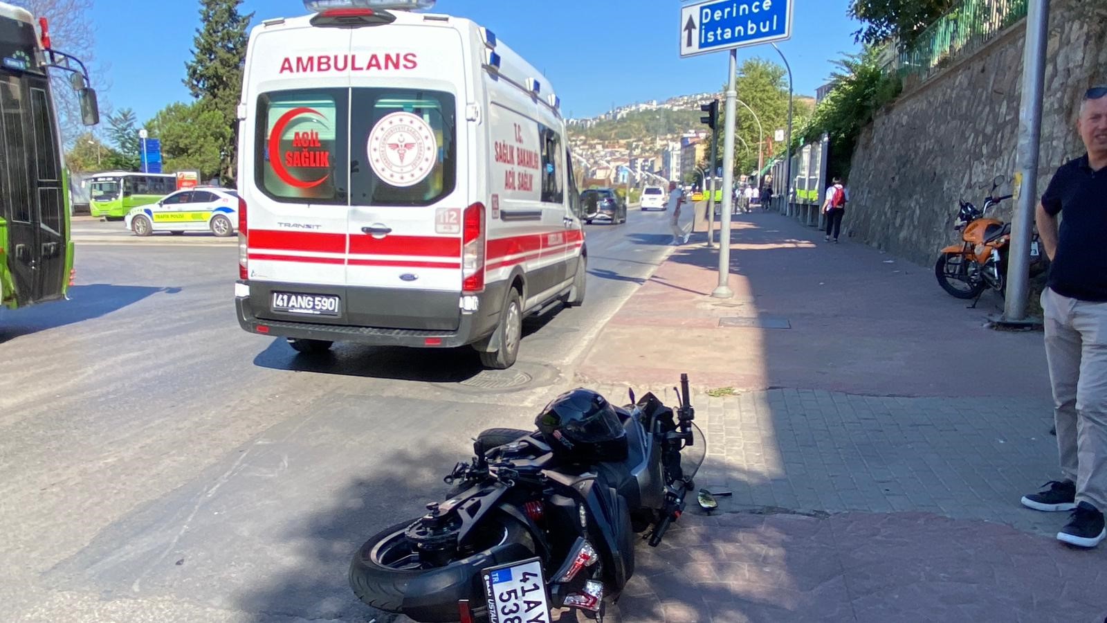 İzmit'te Trafik Işıklarında Kaza! Motosiklet Yayaya Çarptı (3)