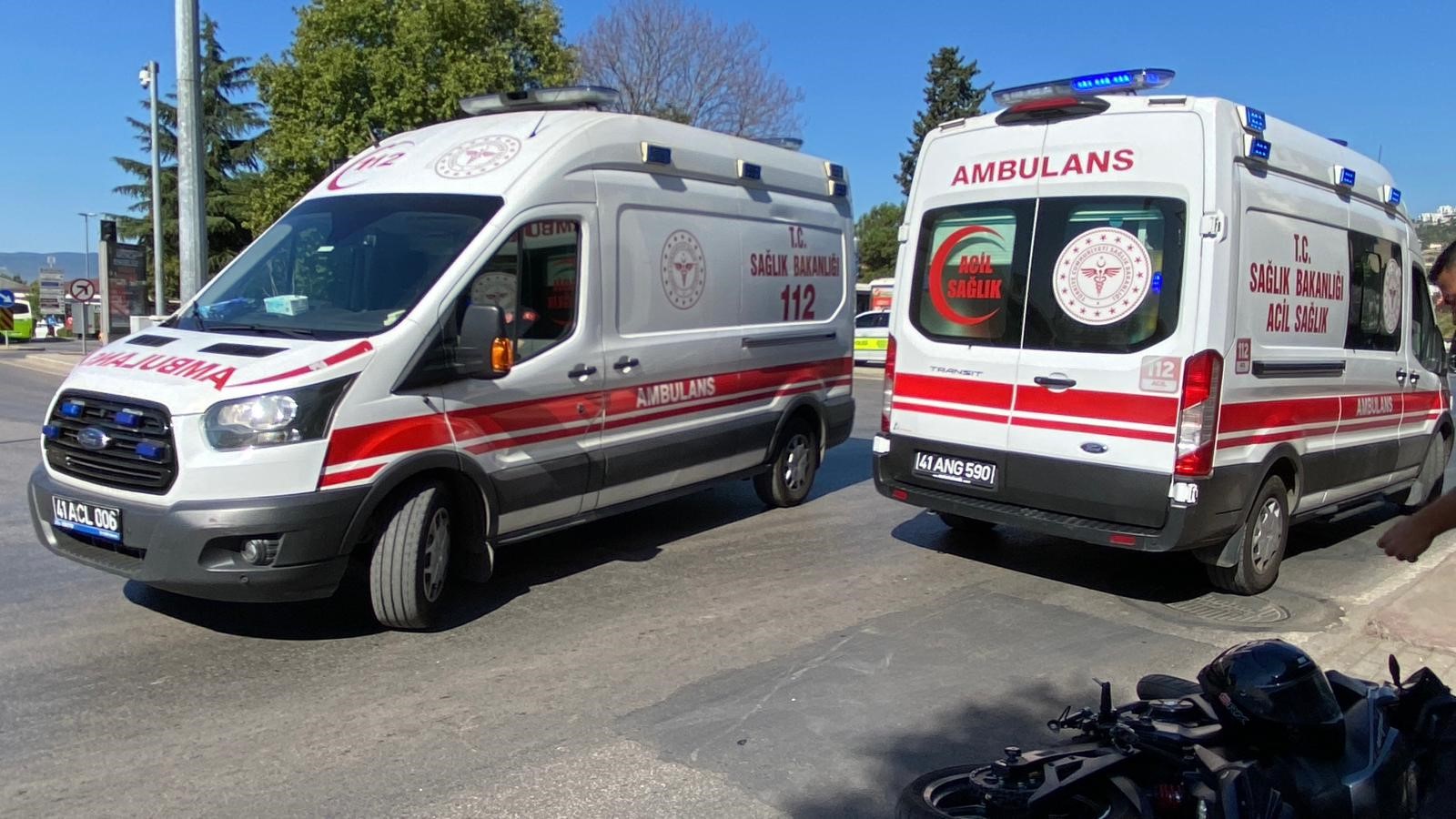 İzmit'te Trafik Işıklarında Kaza! Motosiklet Yayaya Çarptı (4)