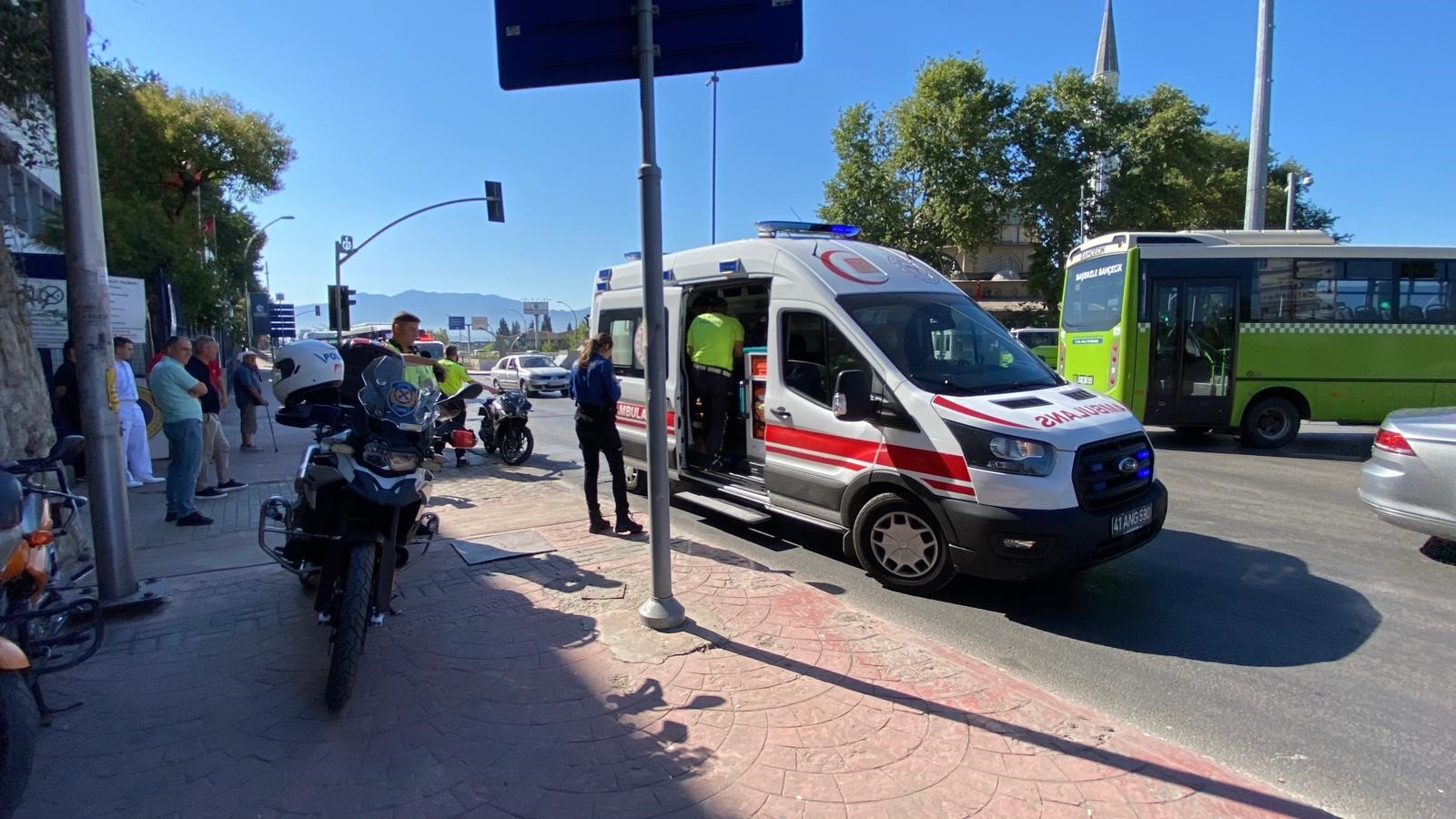 İzmit'te Trafik Işıklarında Kaza! Motosiklet Yayaya Çarptı (5)