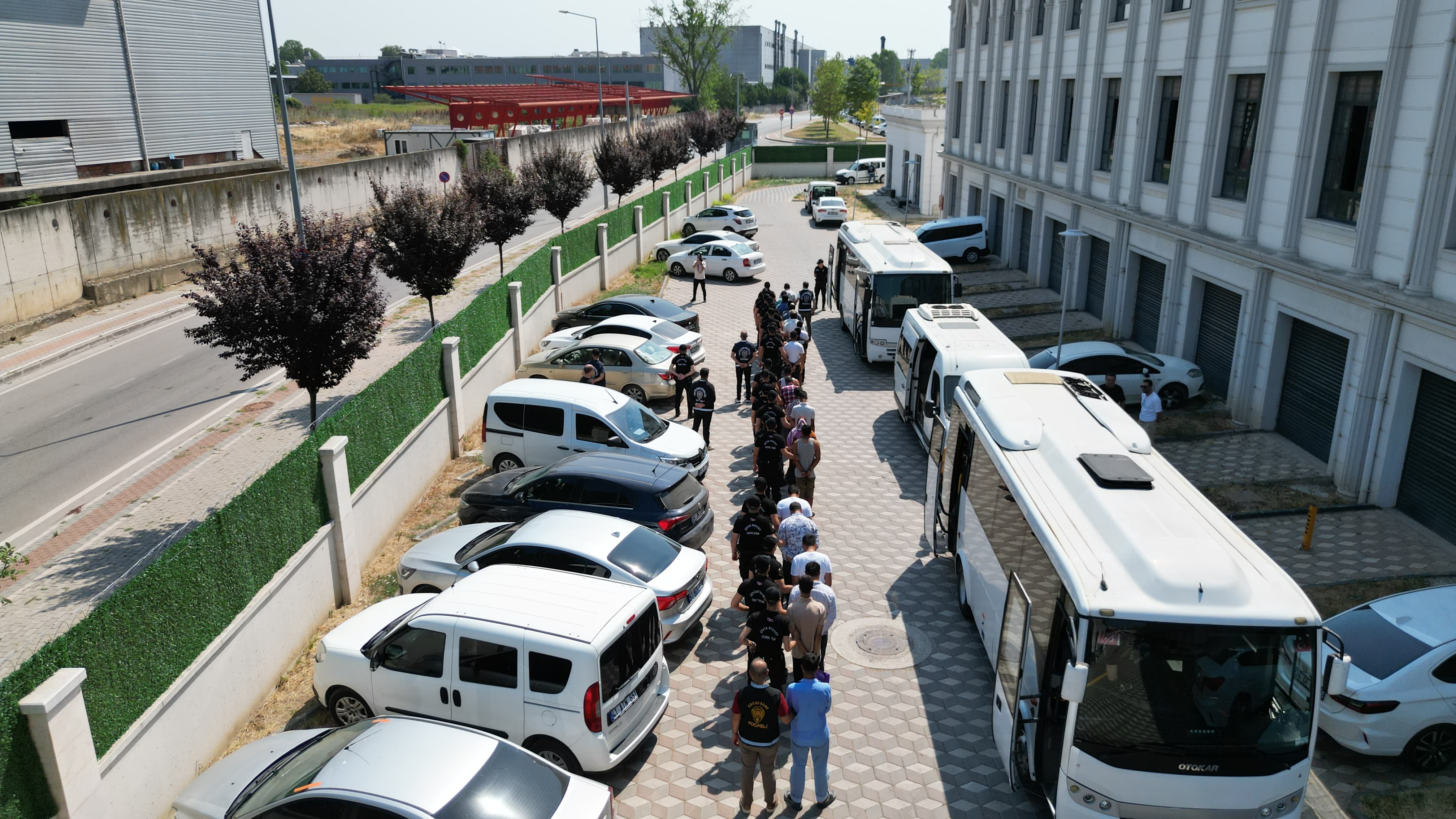 İzmit'teki Silahlı Kavgada 14 Kişi Tutuklandı (3)