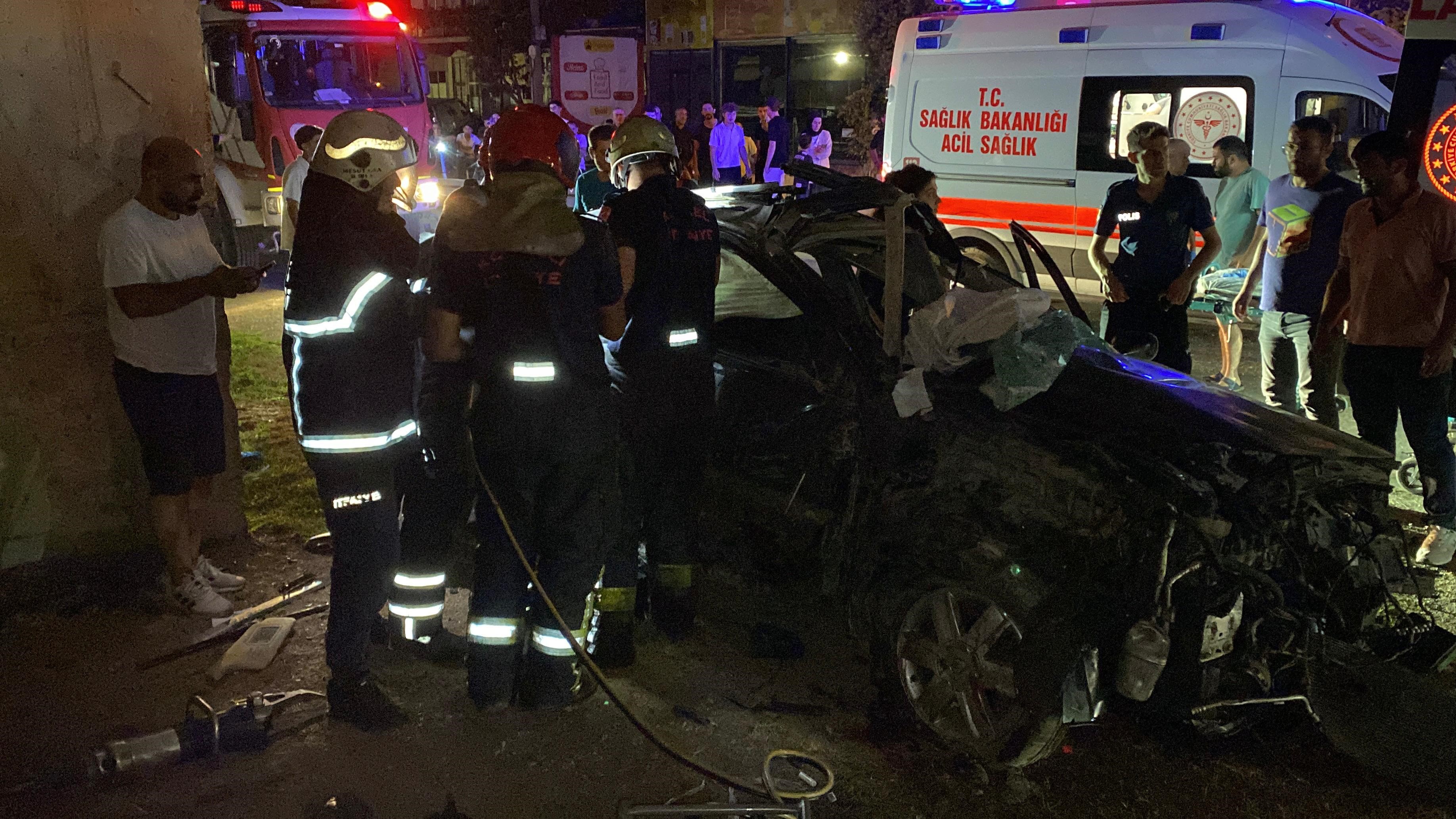 İzmt’te Köprü Ayağına Çarpan Otomobilin Sürücü Can Verdi (1)