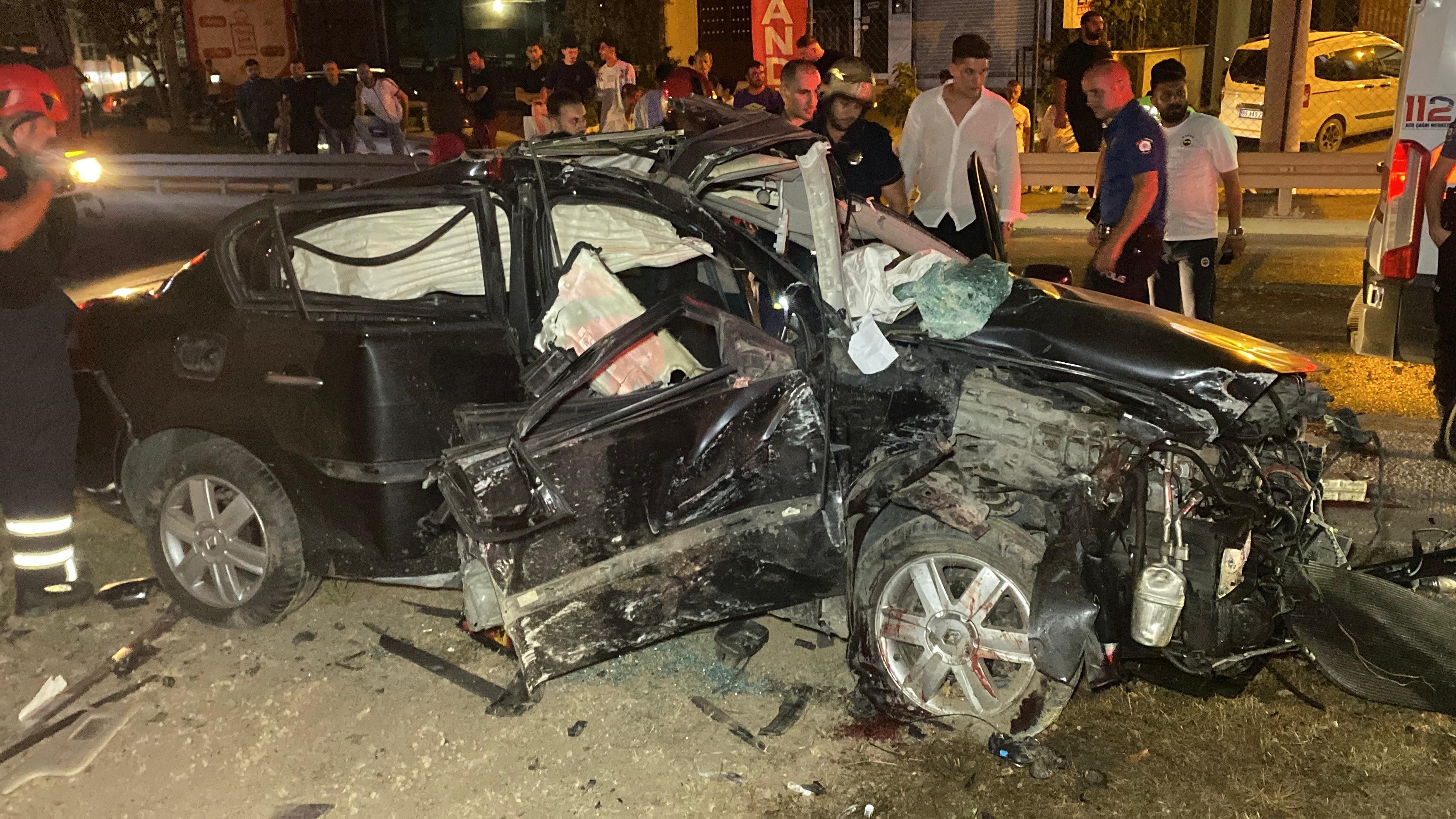 İzmt’te Köprü Ayağına Çarpan Otomobilin Sürücü Can Verdi (2)