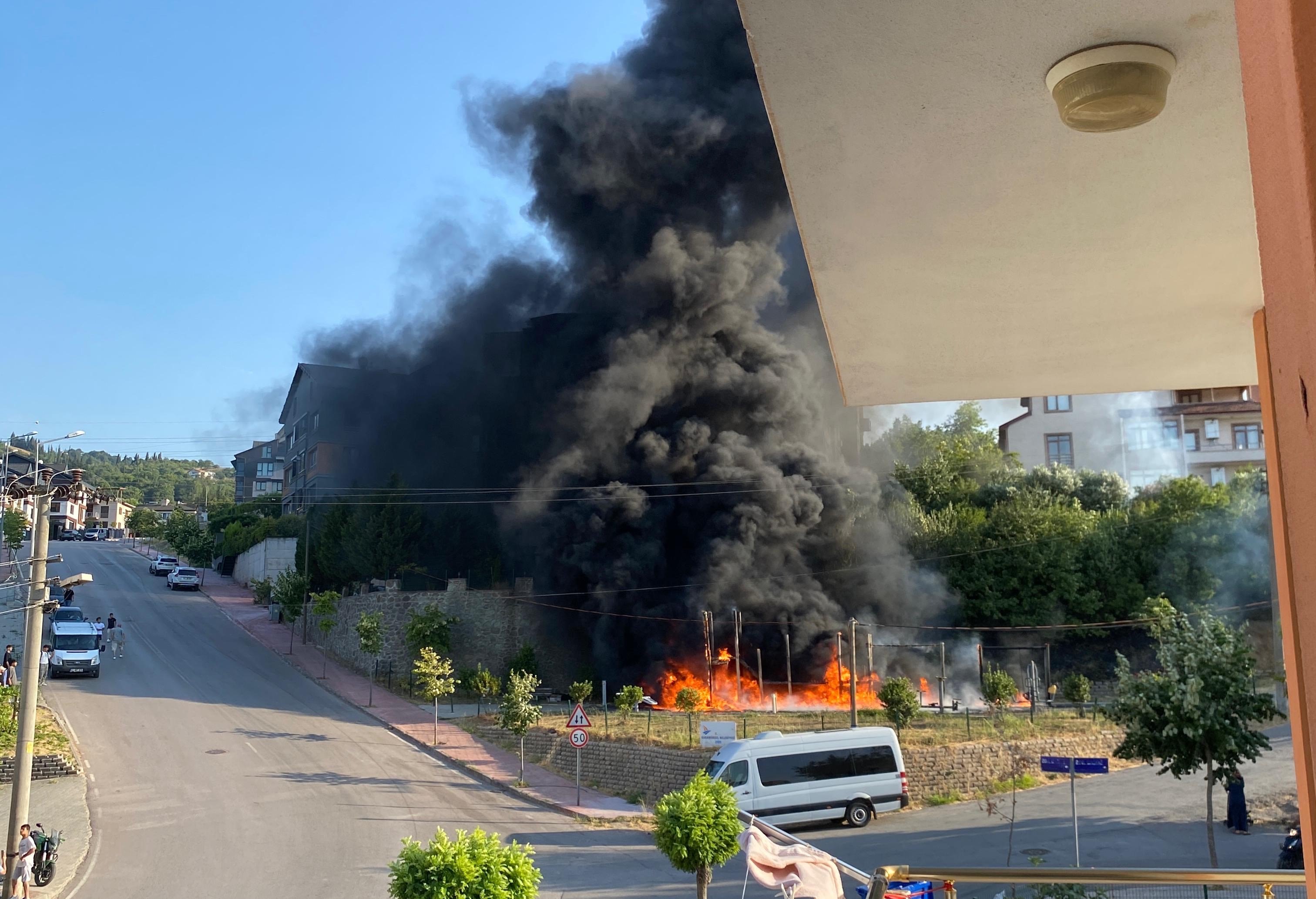 Karamürsel’de Çocuk Parkı Alevlere Teslim Oldu Kl (2)