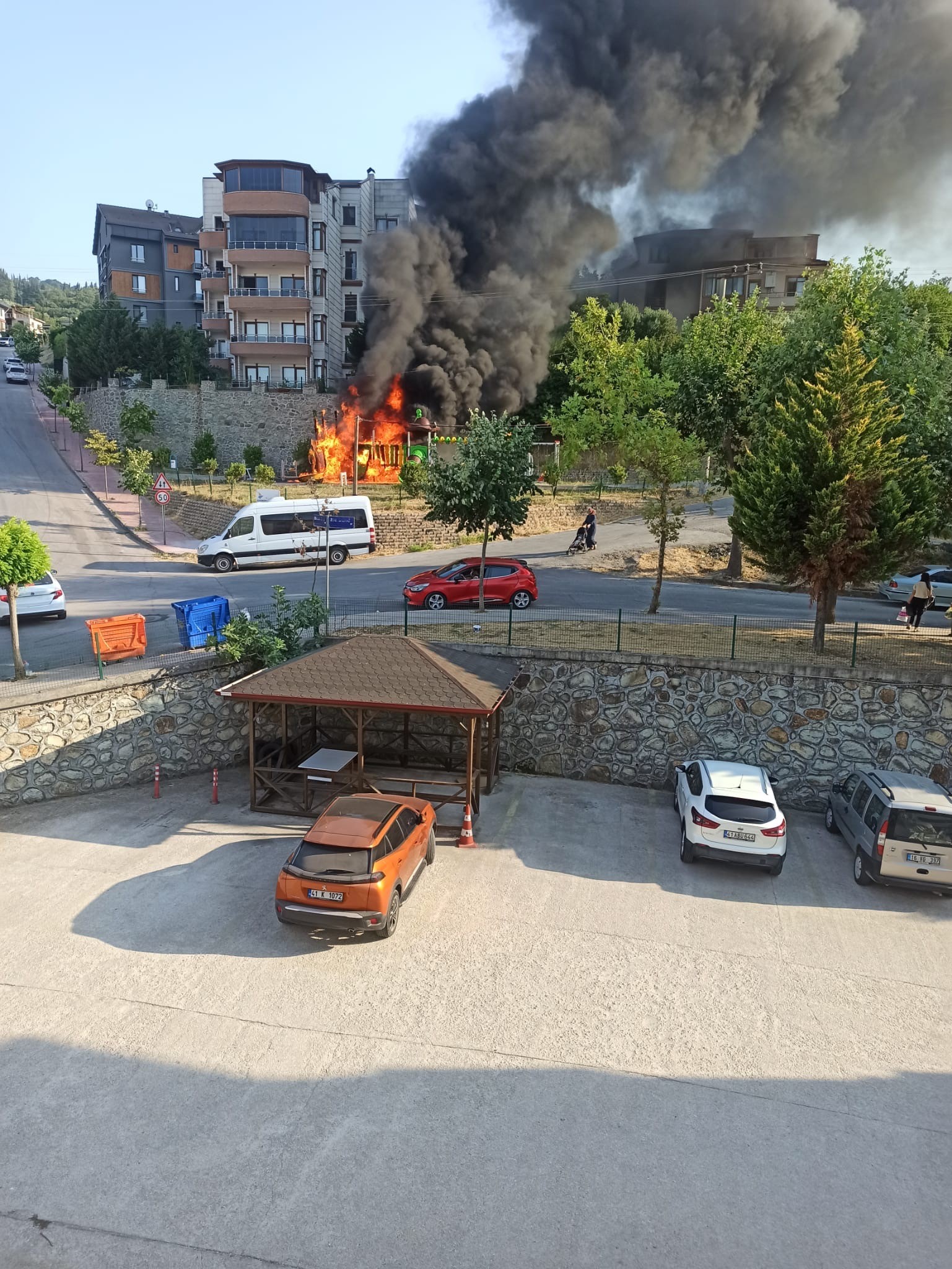 Karamürsel’de Çocuk Parkı Alevlere Teslim Oldu Kl (3)