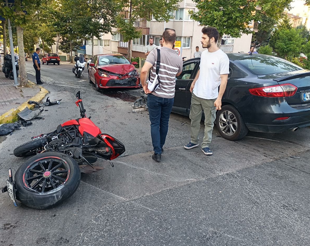 Karamürsel’de Korkutan Kaza! Motosiklet Sürücüsü Yaralandı (1)