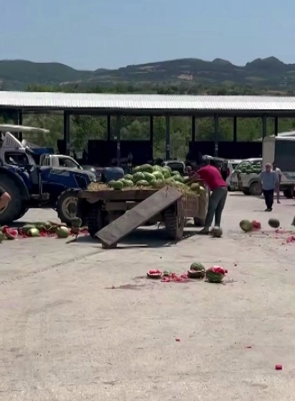 Karpuz Para Etmedi, Çiftçi Römorku Boşalttı (5)