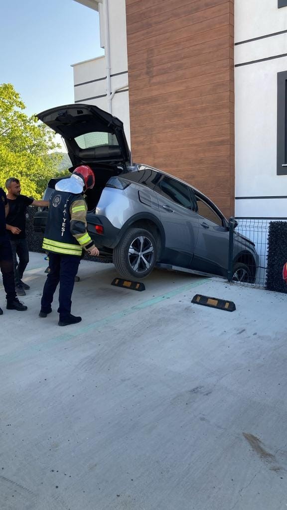 Kocaeli’de Cip Duvarda Asılı Kaldı! 02