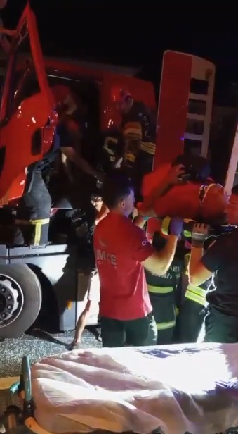 Kocaeli’de Feci Kaza! İki Tır Çarpıştı 03