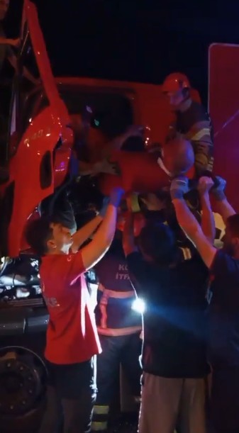 Kocaeli’de Feci Kaza! İki Tır Çarpıştı 04