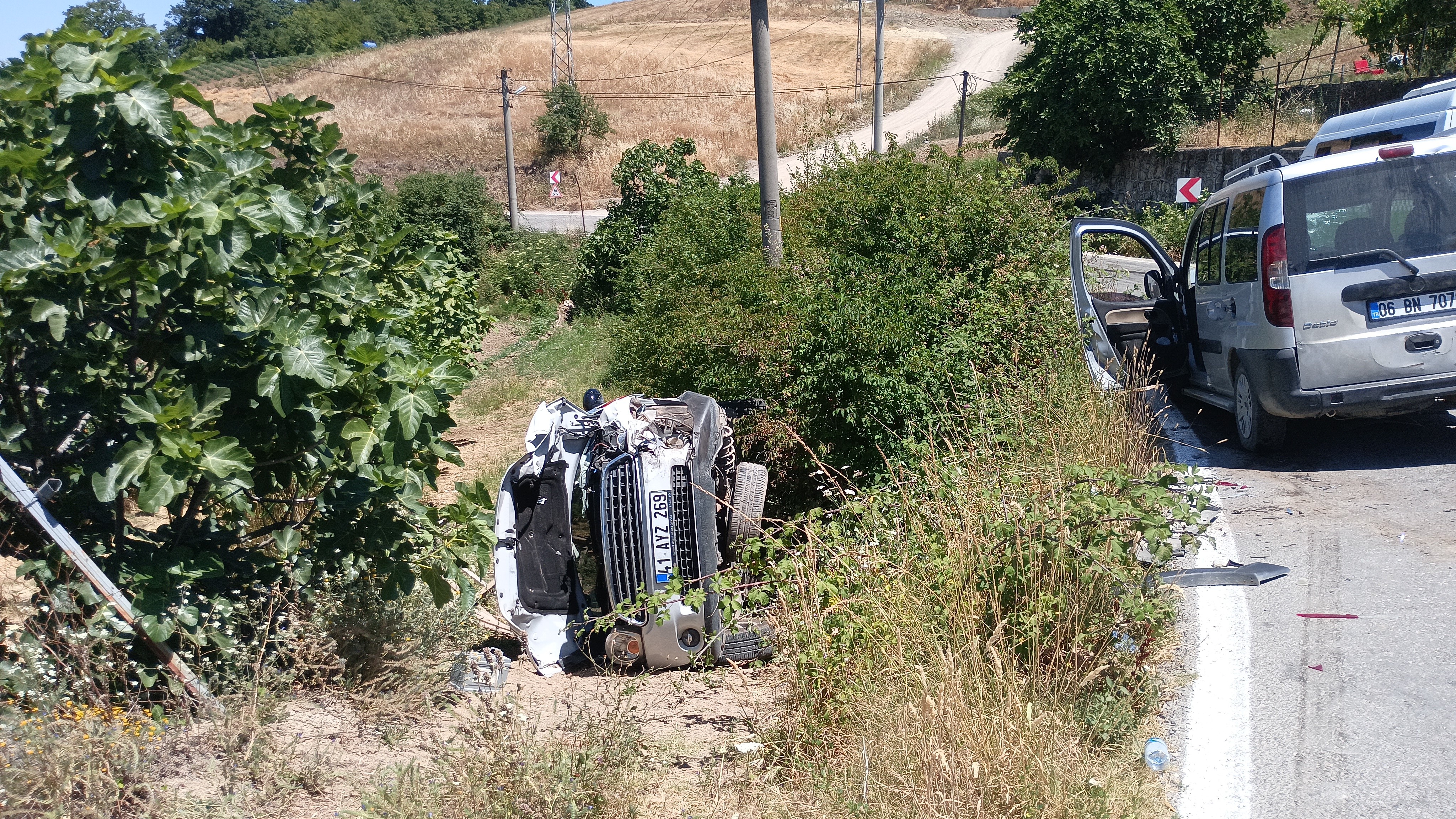 Kocaeli'de Zincirleme Kaza! Manevra Yapan Otomobil Devrildi (1)