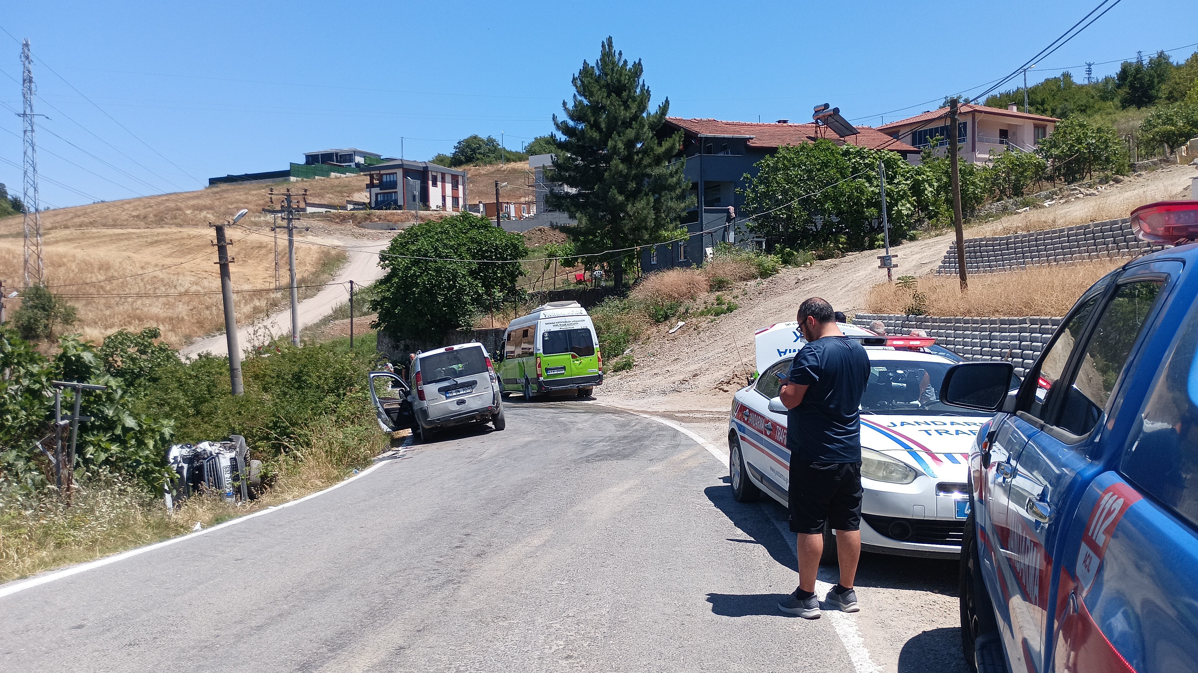 Kocaeli'de Zincirleme Kaza! Manevra Yapan Otomobil Devrildi (2)-1