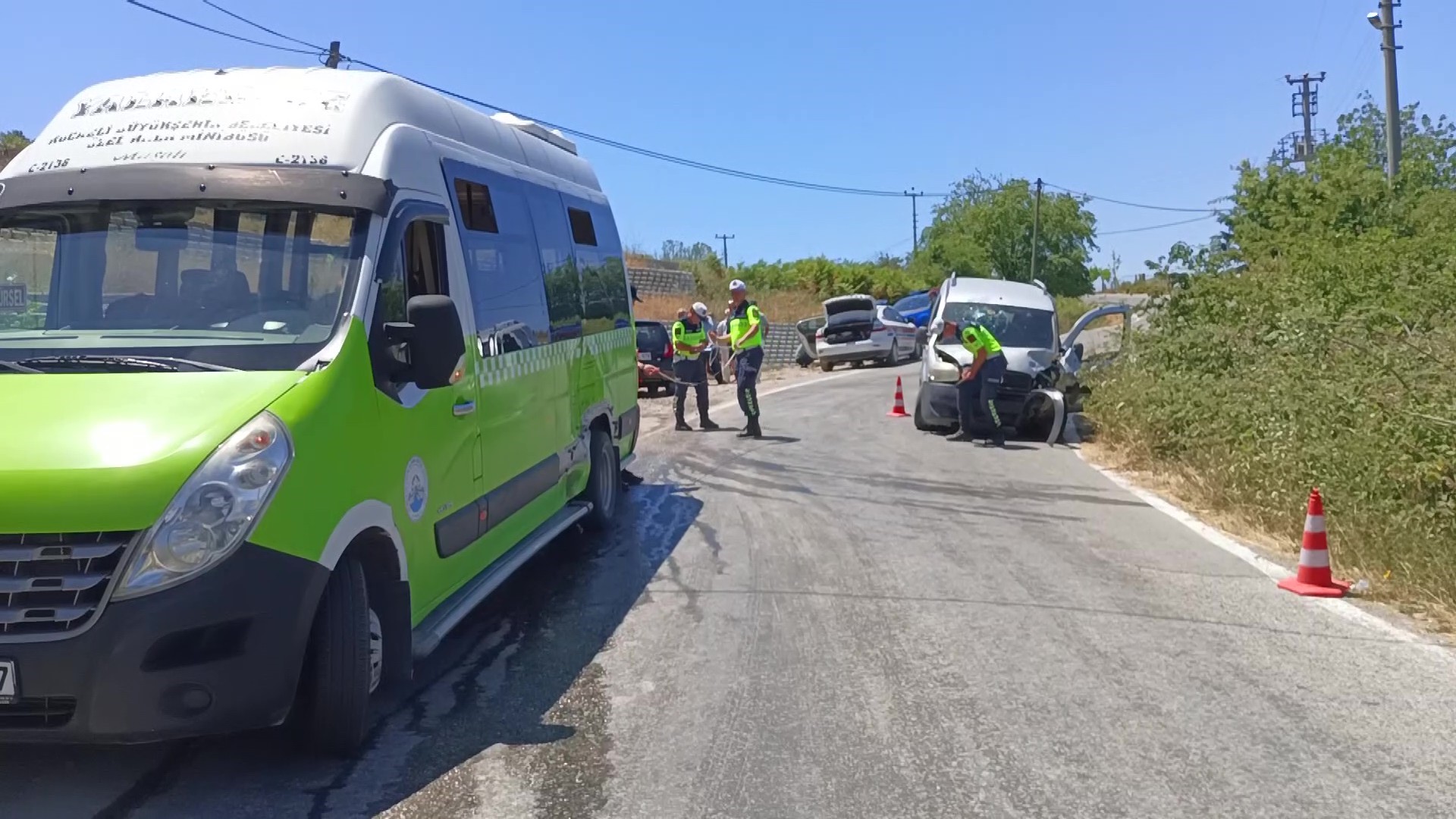 Kocaeli'de Zincirleme Kaza! Manevra Yapan Otomobil Devrildi (4)