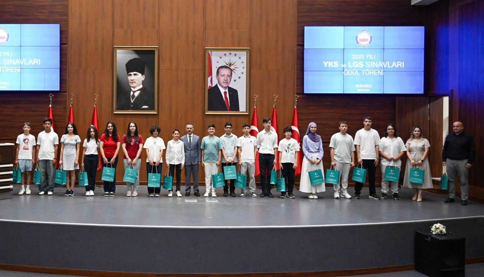 Kocaeli’nin Başarılı Gençlerinin Ödüllerini Vali Aktaş Takdim Etti (1)