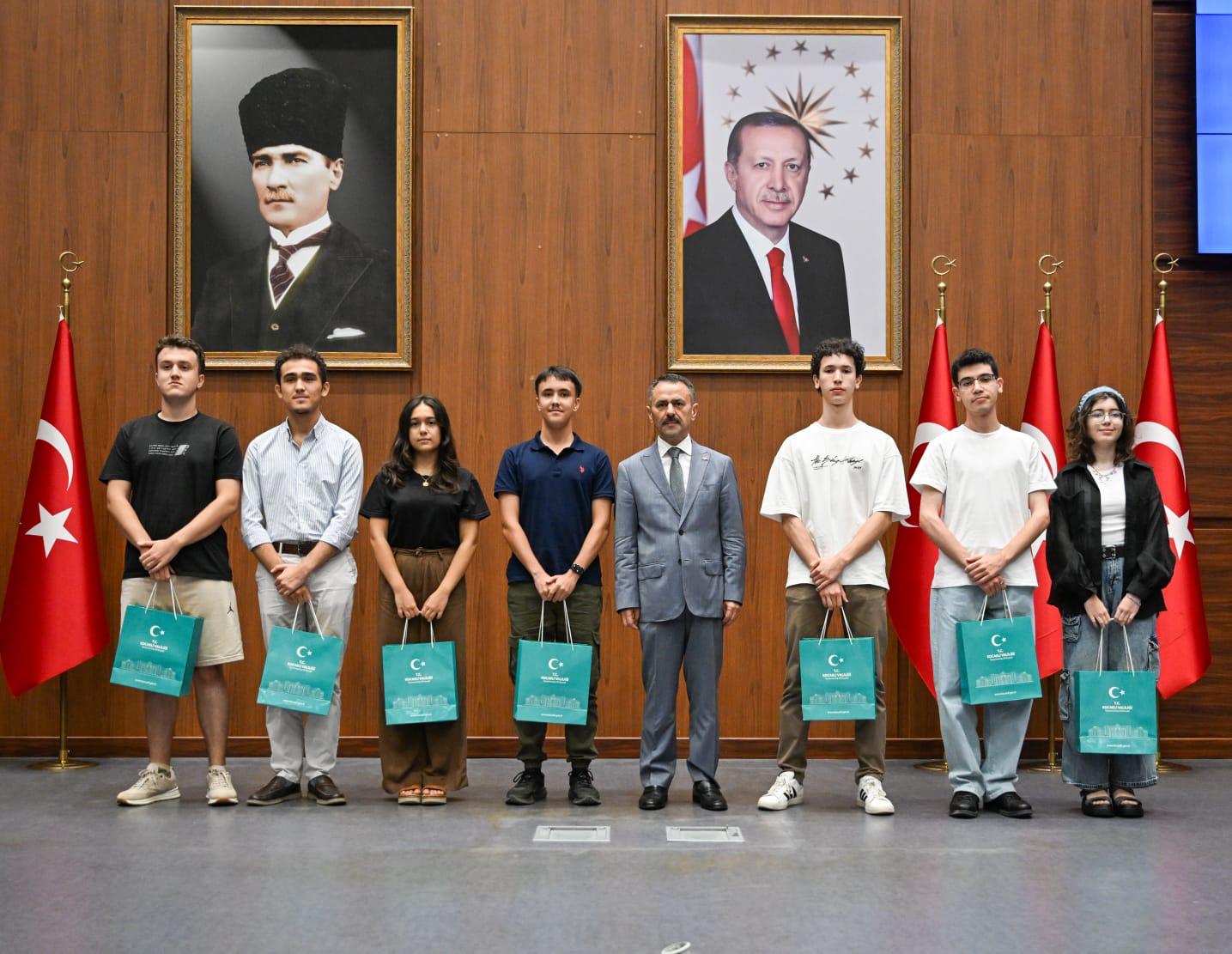 Kocaeli’nin Başarılı Gençlerinin Ödüllerini Vali Aktaş Takdim Etti (2)