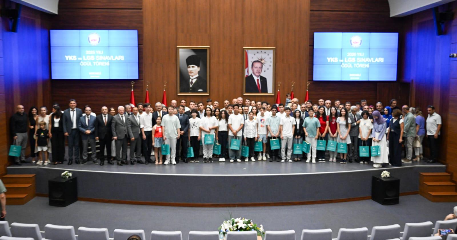 Kocaeli’nin Başarılı Gençlerinin Ödüllerini Vali Aktaş Takdim Etti (3)