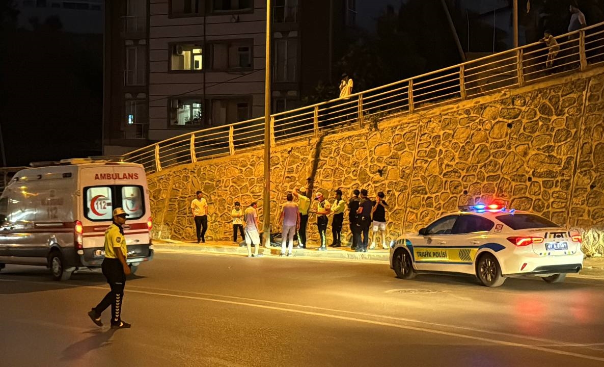 Kontrolden Çıkan Motosiklet Kaldırıma Çarptı! Sürücü Ağır Yaralı (2)