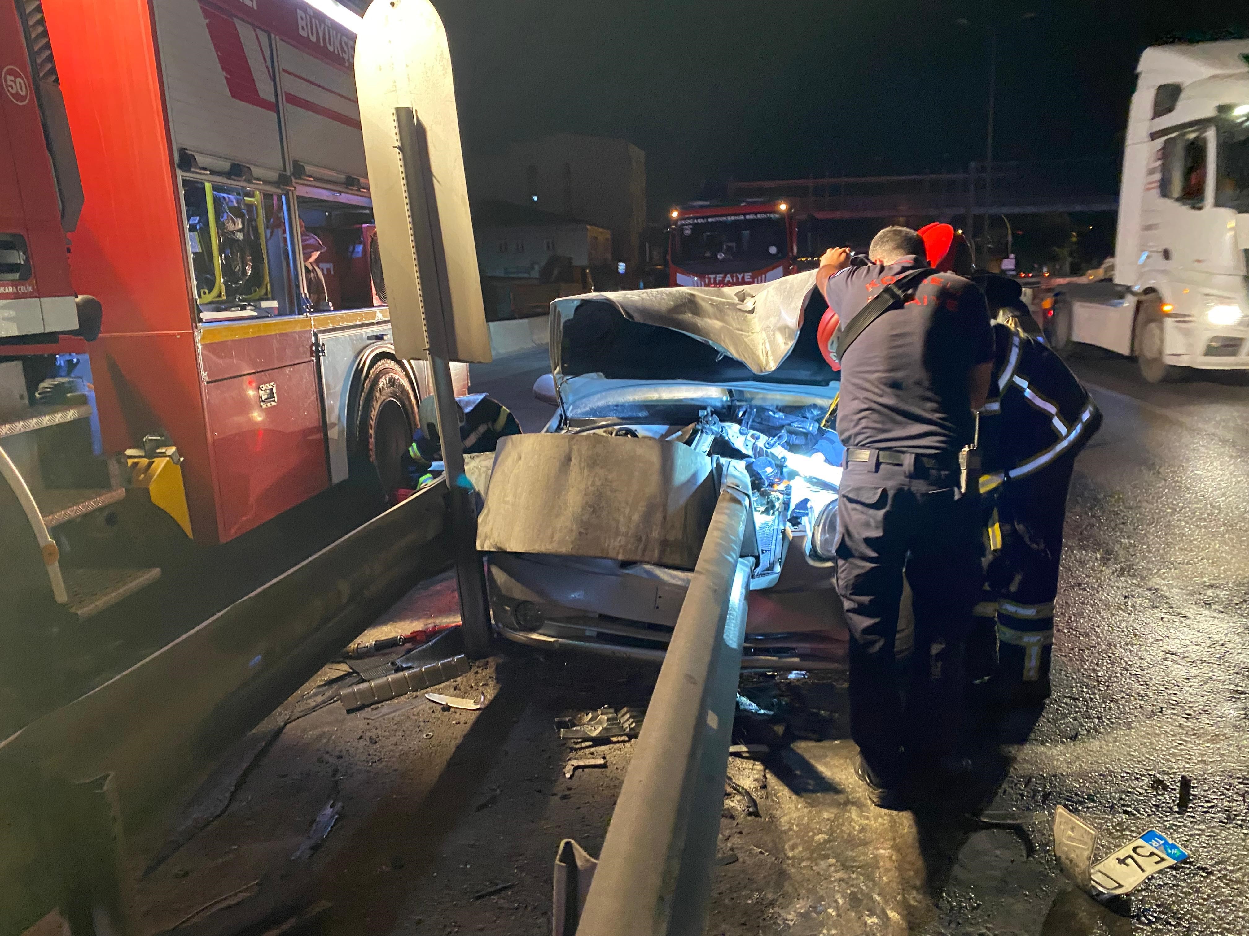 Körfez’de Korkutan Kaza! Otomobil Bariyerlere Saplandı (4)