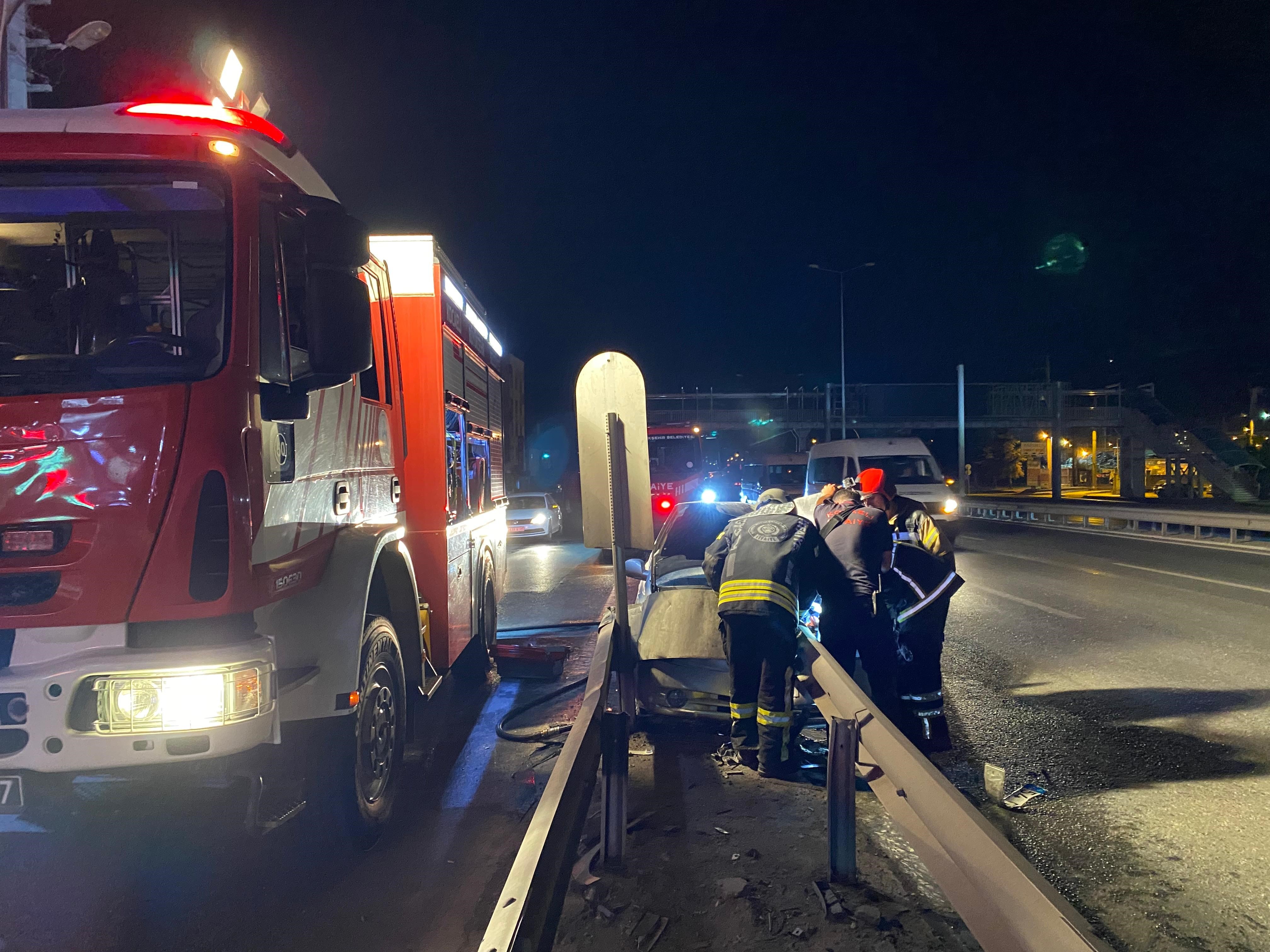 Körfez’de Korkutan Kaza! Otomobil Bariyerlere Saplandı (5)