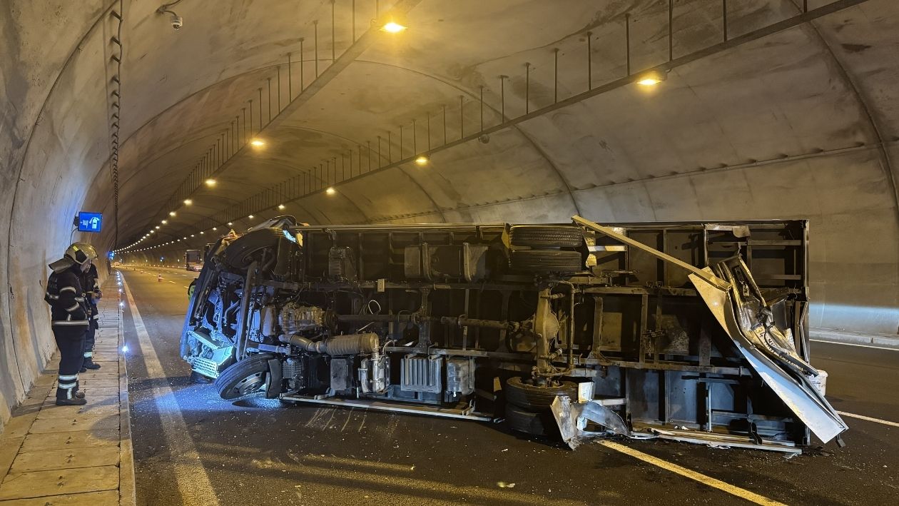 T5 Tüneli’nde Feci Kaza! 3 Kişi Yaralandı (2)