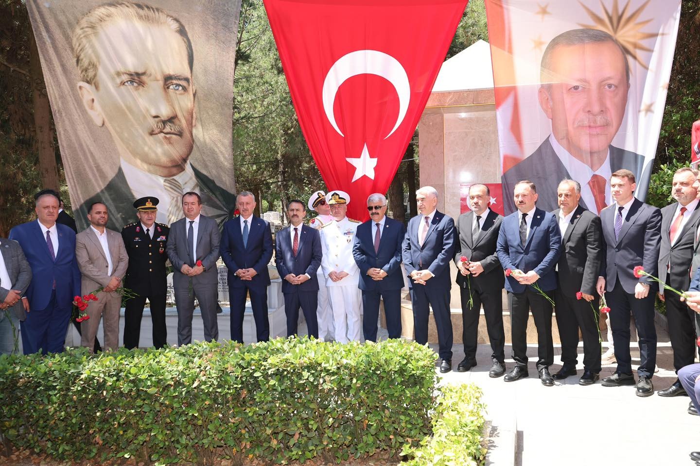 Vali Aktaş Ve Başkan Büyükakın’dan 15 Temmuz’da Şehitliğe Anlamlı Ziyaret (4)