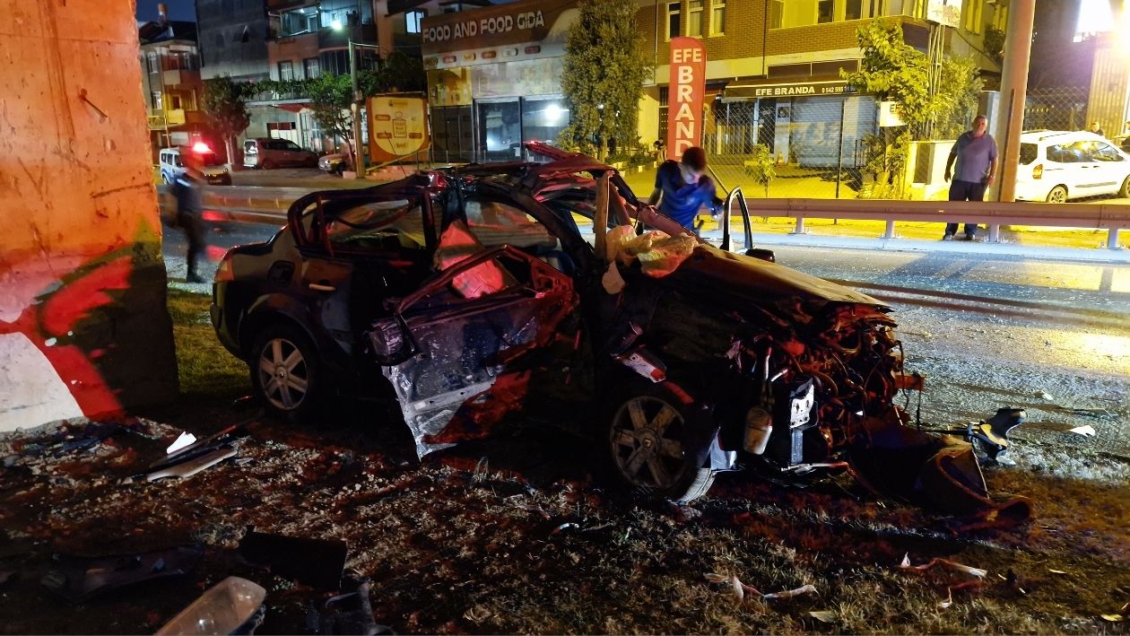 Yenişehir Mahallesi’nde Otomobil Köprü Ayağına Çarptı! 2 Ağır Yaralı Fku (1)