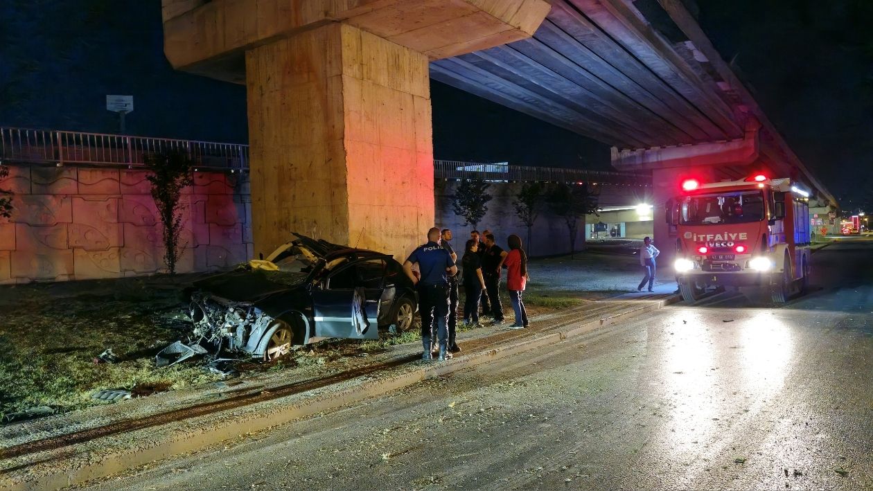 Yenişehir Mahallesi’nde Otomobil Köprü Ayağına Çarptı! 2 Ağır Yaralı Fku (2)