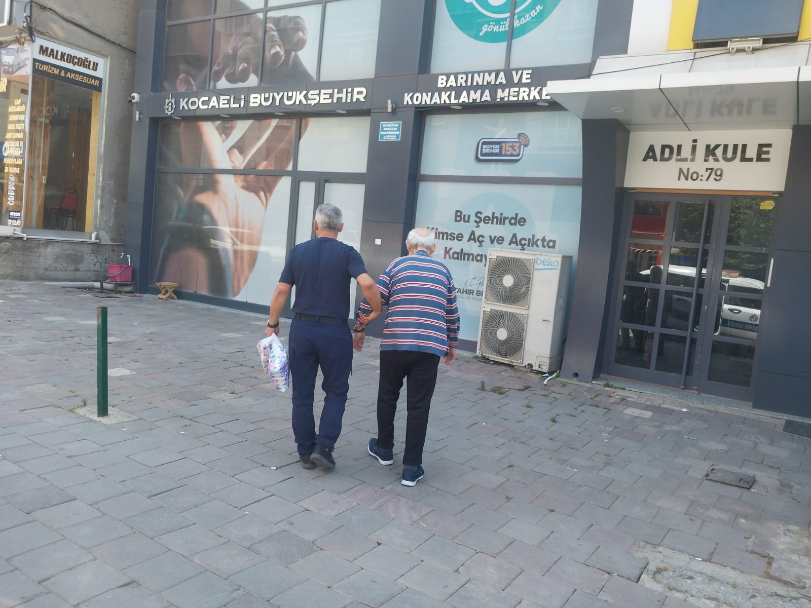 Zabıta Ekiplerinden Yaşlı Vatandaşa Şefkat Eli (3)