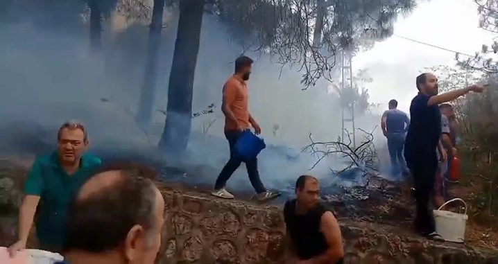 Alevlere Kova Kova Direniş! İzmit'te Mahalleli Orman Yangınına Koştu (4)