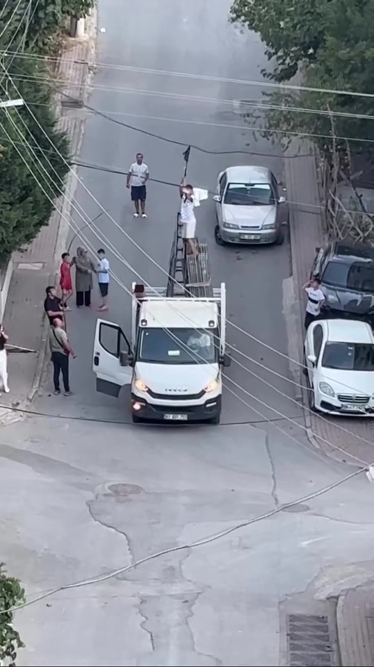 Çayırova’da Ayağı Tele Takılan Güvercin, Genç Tarafından Kurtarıldı (3)