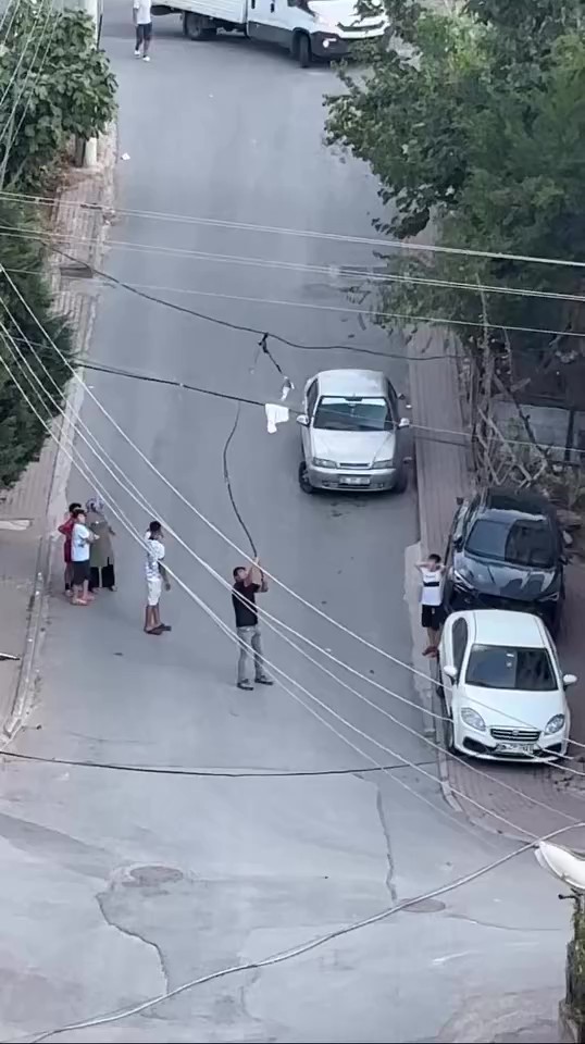 Çayırova’da Ayağı Tele Takılan Güvercin, Genç Tarafından Kurtarıldı (4)