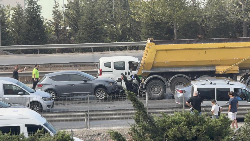 D 100 Karayolu’nda Feci Kaza! Motosiklet Kamyon Ile Otomobil Arasında Sıkıştı (1)