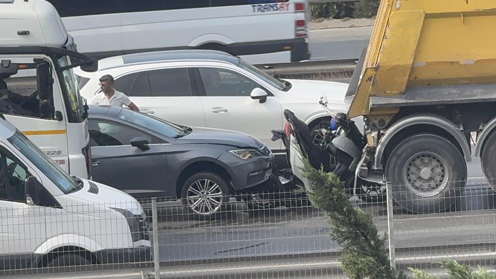 D 100 Karayolu’nda Feci Kaza! Motosiklet Kamyon Ile Otomobil Arasında Sıkıştı (2)