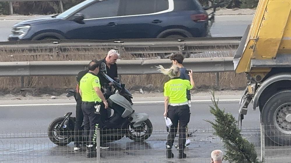 D 100 Karayolu’nda Feci Kaza! Motosiklet Kamyon Ile Otomobil Arasında Sıkıştı (4)