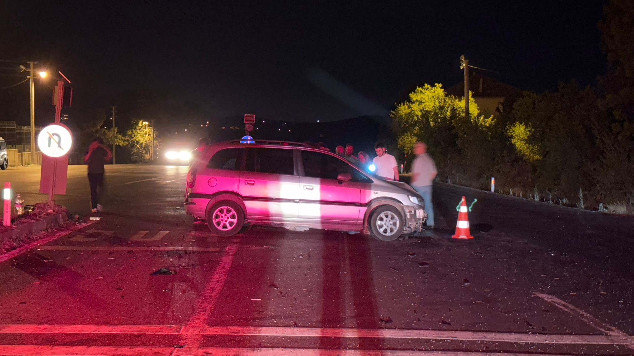 D 100'De Iki Otomobil Kafa Kafaya Çarpıştı 1'I Ağır 8 Yaralı (8)