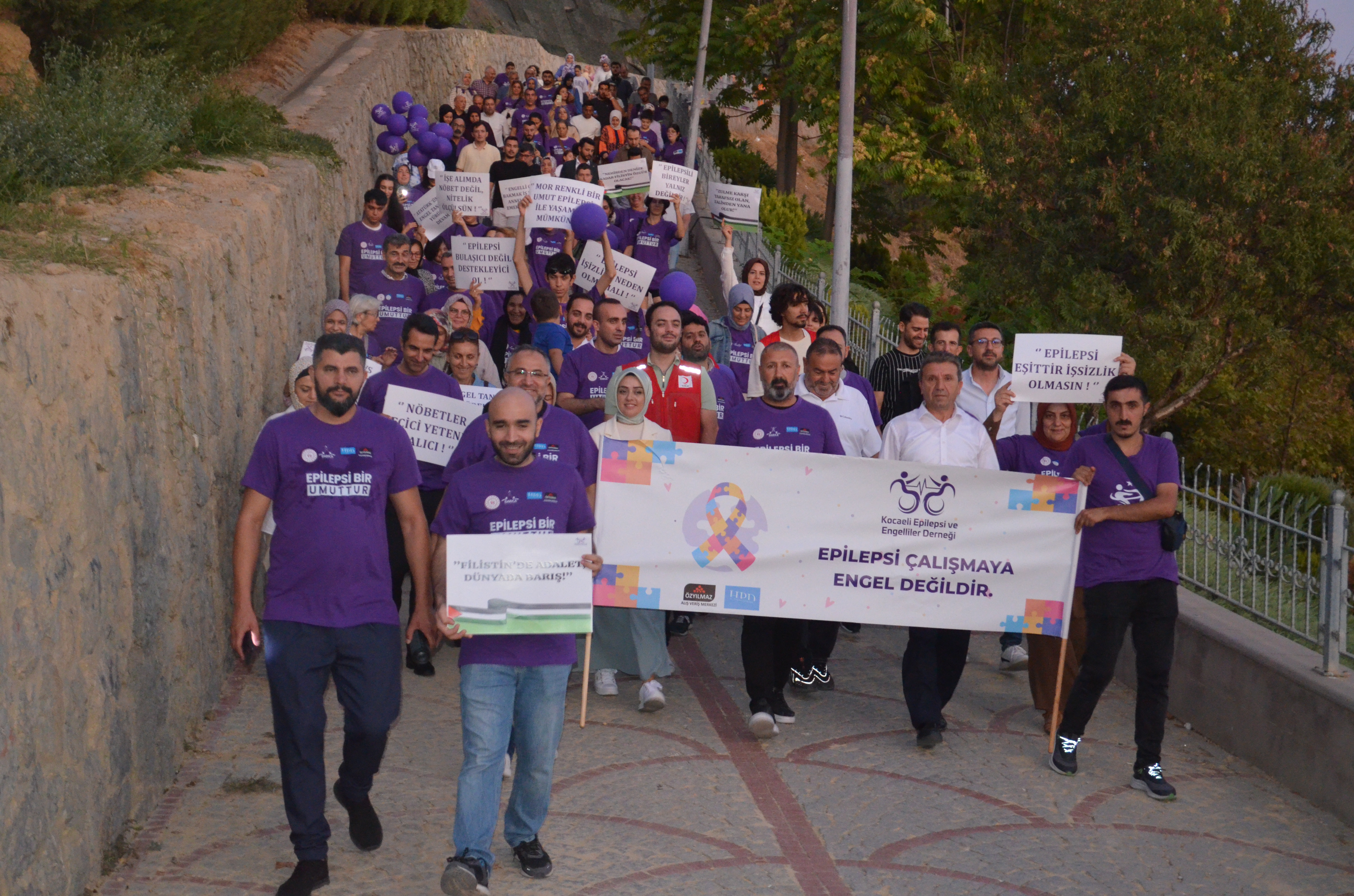 Darıca’da Epilepsi Hastalarına Farkındalık İçin “Mor Yürüyüş” Düzenlendi (1)