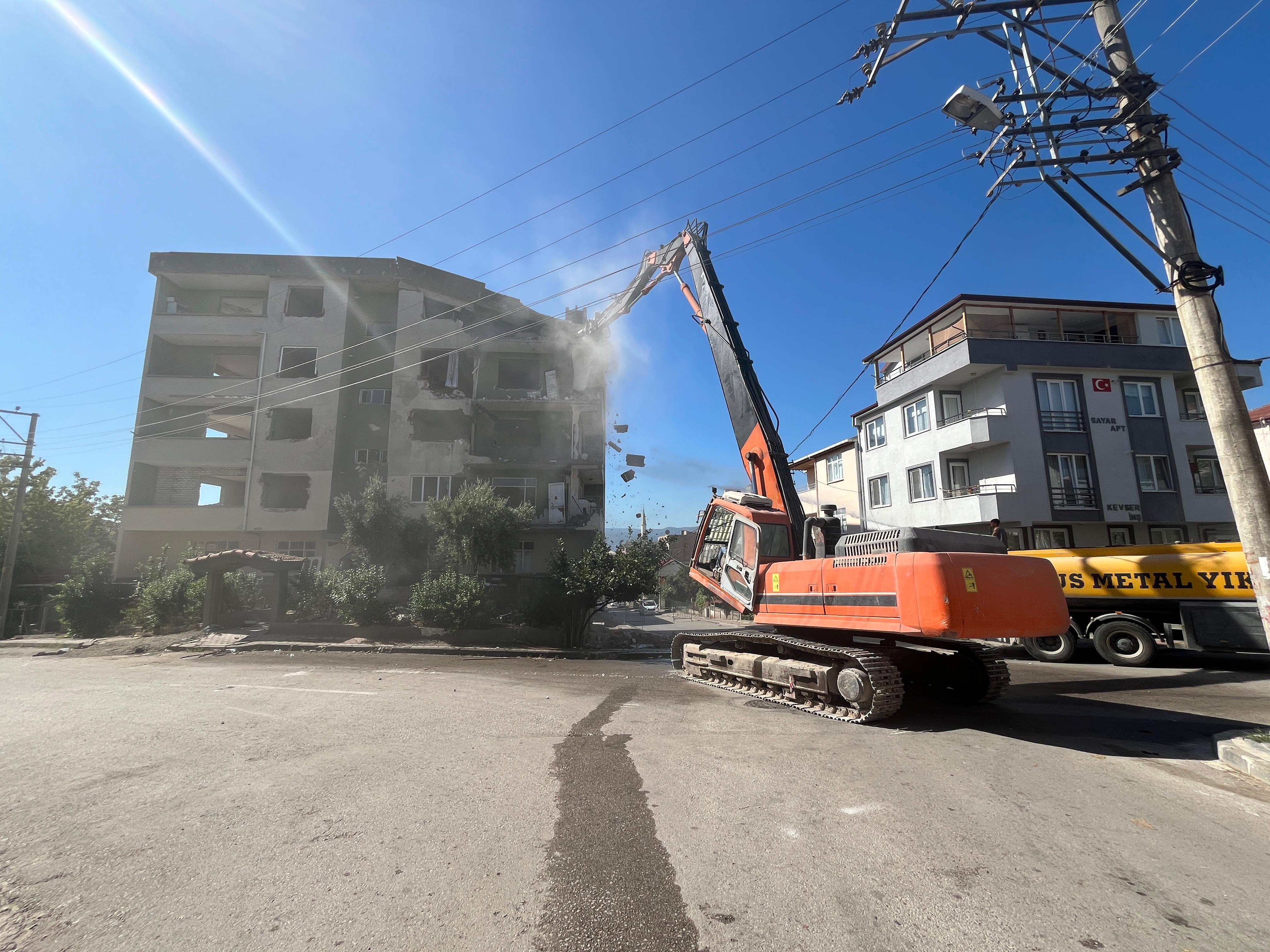 Derince’de Hasarlı Bina Yıkıldı