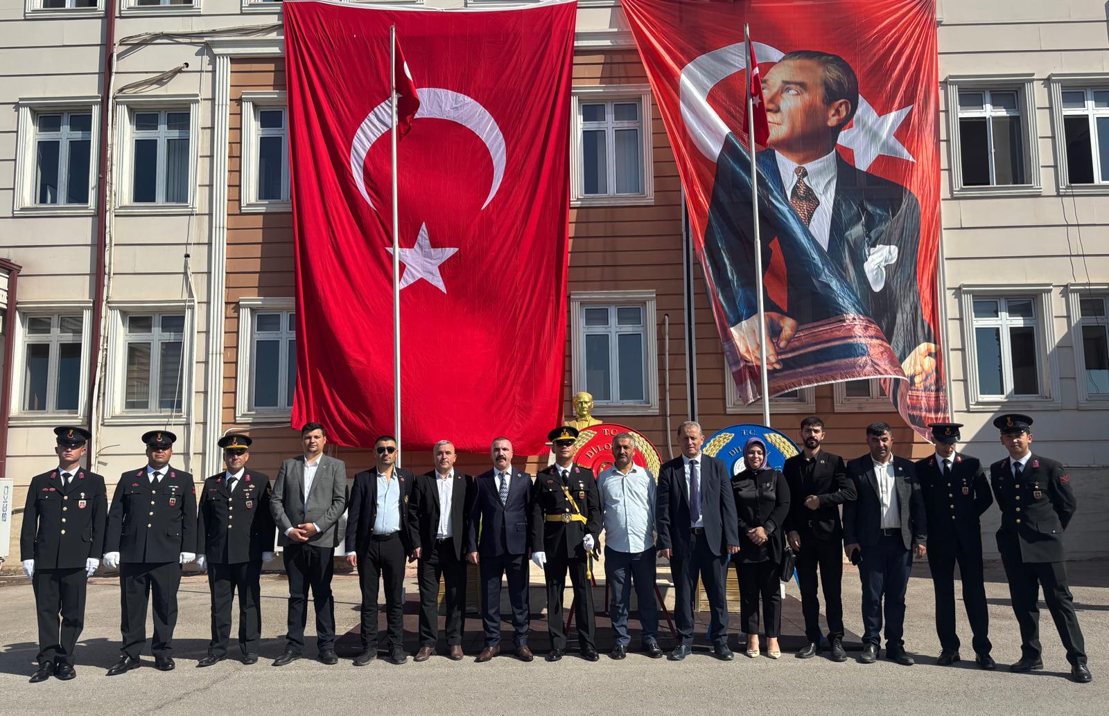 Dilovası’nda 30 Ağustos Coşkusu! Mhp Afişleri İlçede Öne Çıktı (4)